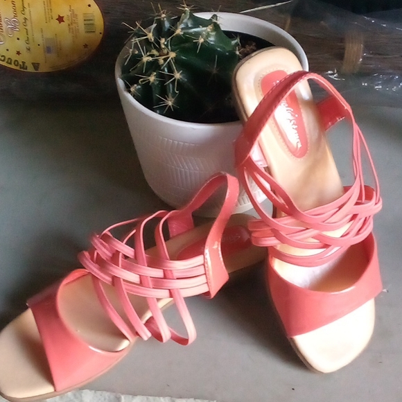 Angle Steps Criss cross Strappy Sandals - Picture 2 of 6